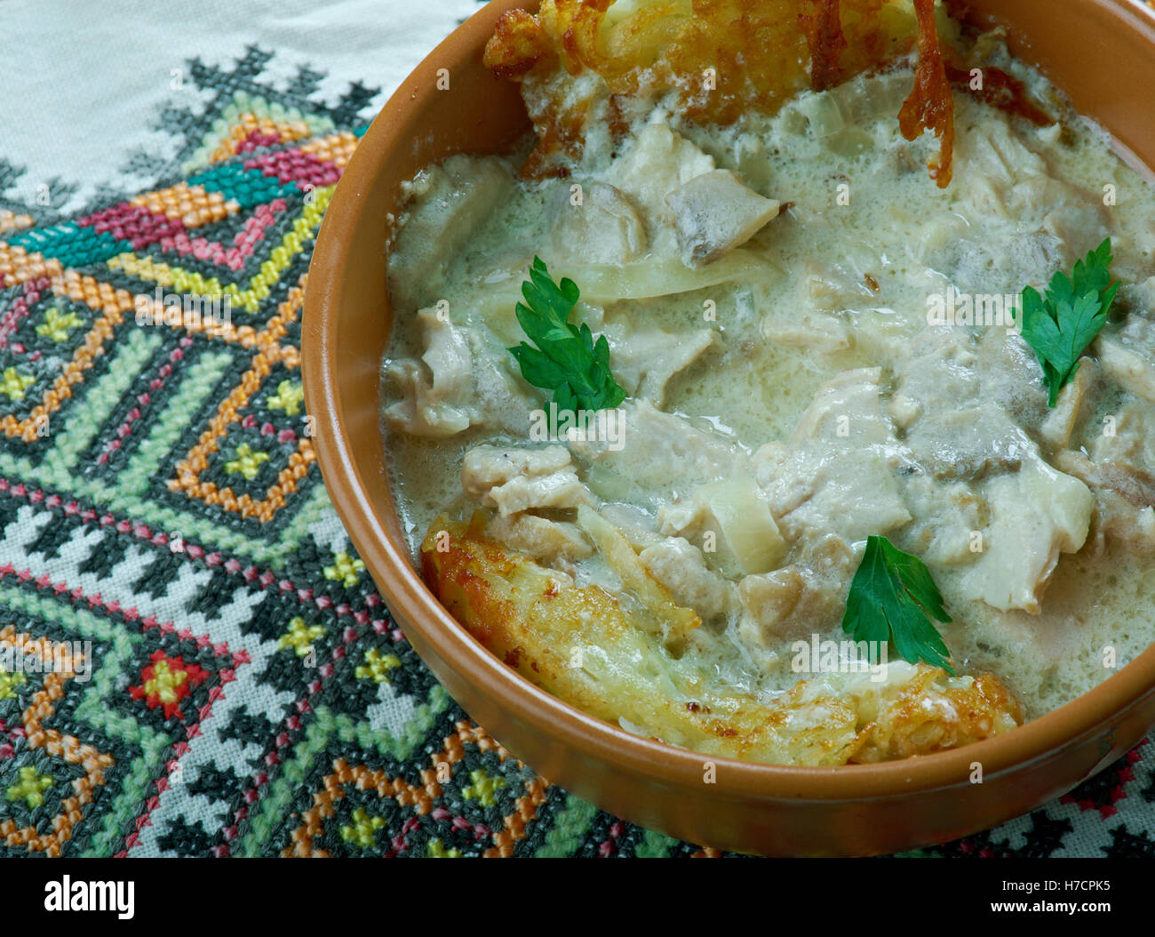 Hutsul rôti. Plat des Carpates avec de la viande, les champignons et sauce crème Banque D'Images