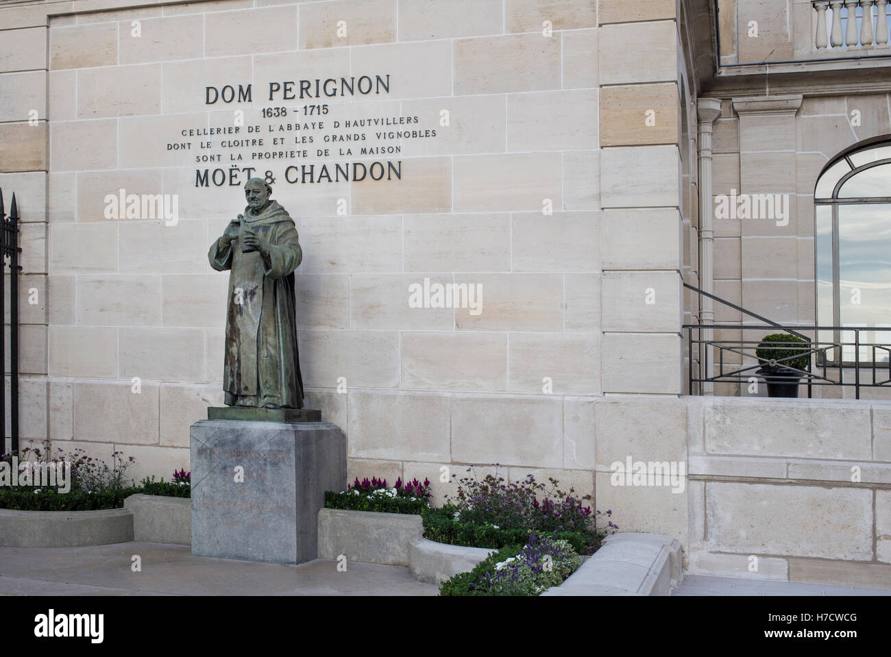 Statue de Dom Pérignon Moet & Chandon à Epernay, France Banque D'Images