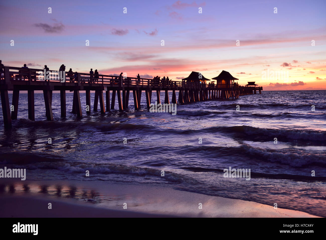 Sunset pier historique de Naples, Floride Banque D'Images