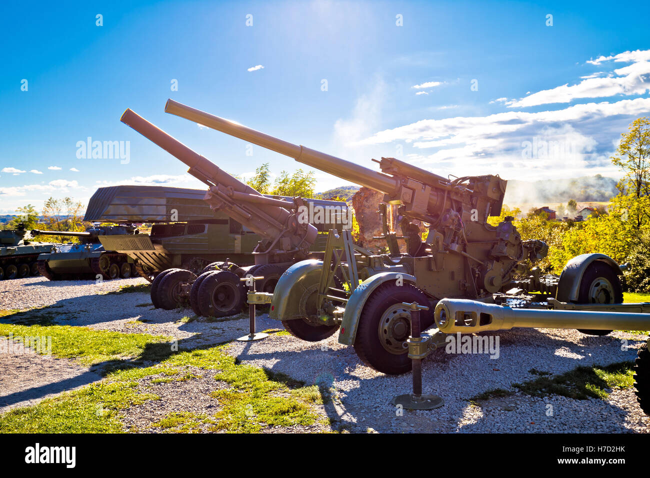 Des chars et des canons avec des rayons de soleil voir Banque D'Images