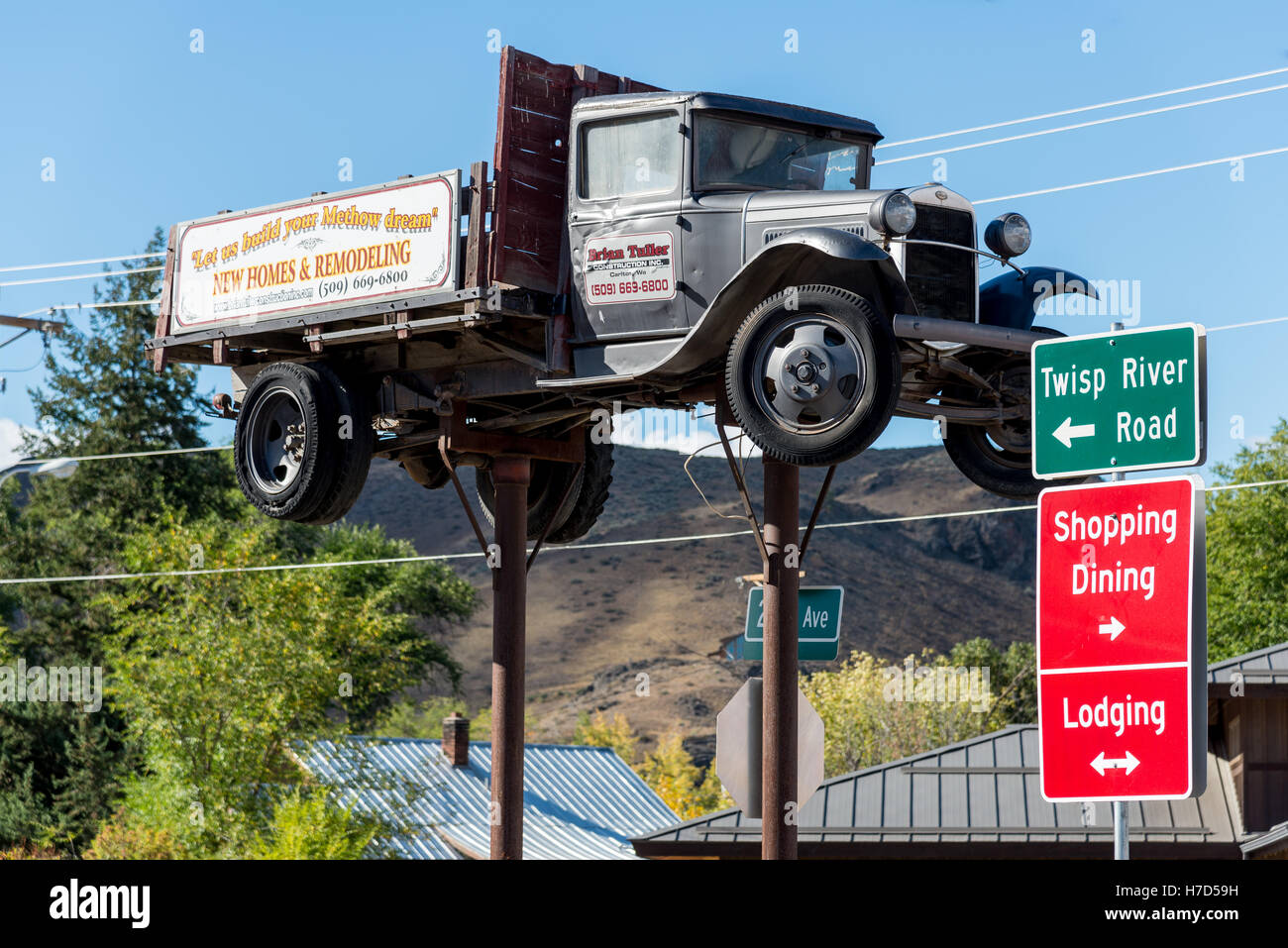 Publicité sur un vieux tronc d'levé sur un poste dans une petite ville de Twisp, Washington, USA. Banque D'Images