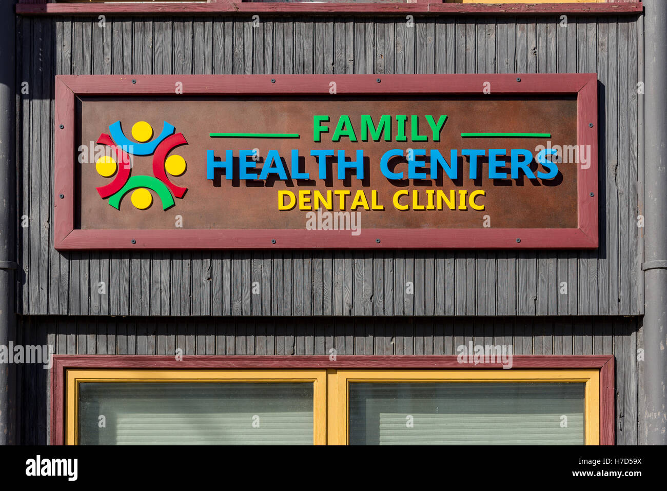 Signe d'un centre de santé familiale et d'une clinique dentaire dans une petite ville de Twisp, Washington, USA. Banque D'Images