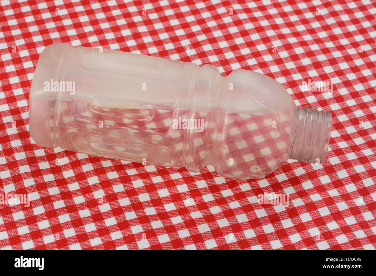 Bouteille de boisson en plastique réutilisables partiellement rempli avec de l'eau gelé maintenant en préparation pour garder un froid boisson portable Banque D'Images
