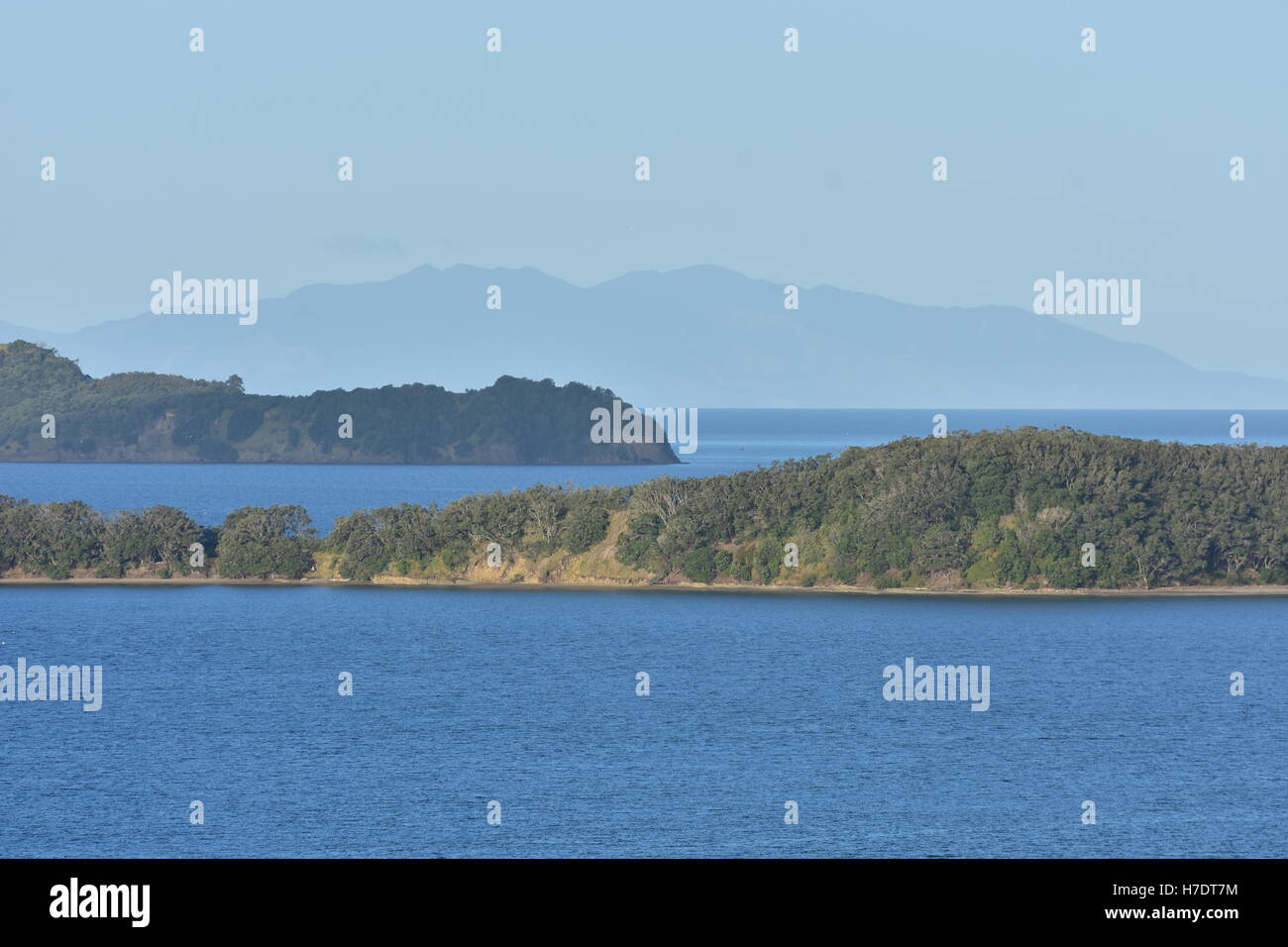 Voir d'îles et de péninsules autour de Mahurangi Harbour, golfe d'Hauraki, NZ. Banque D'Images