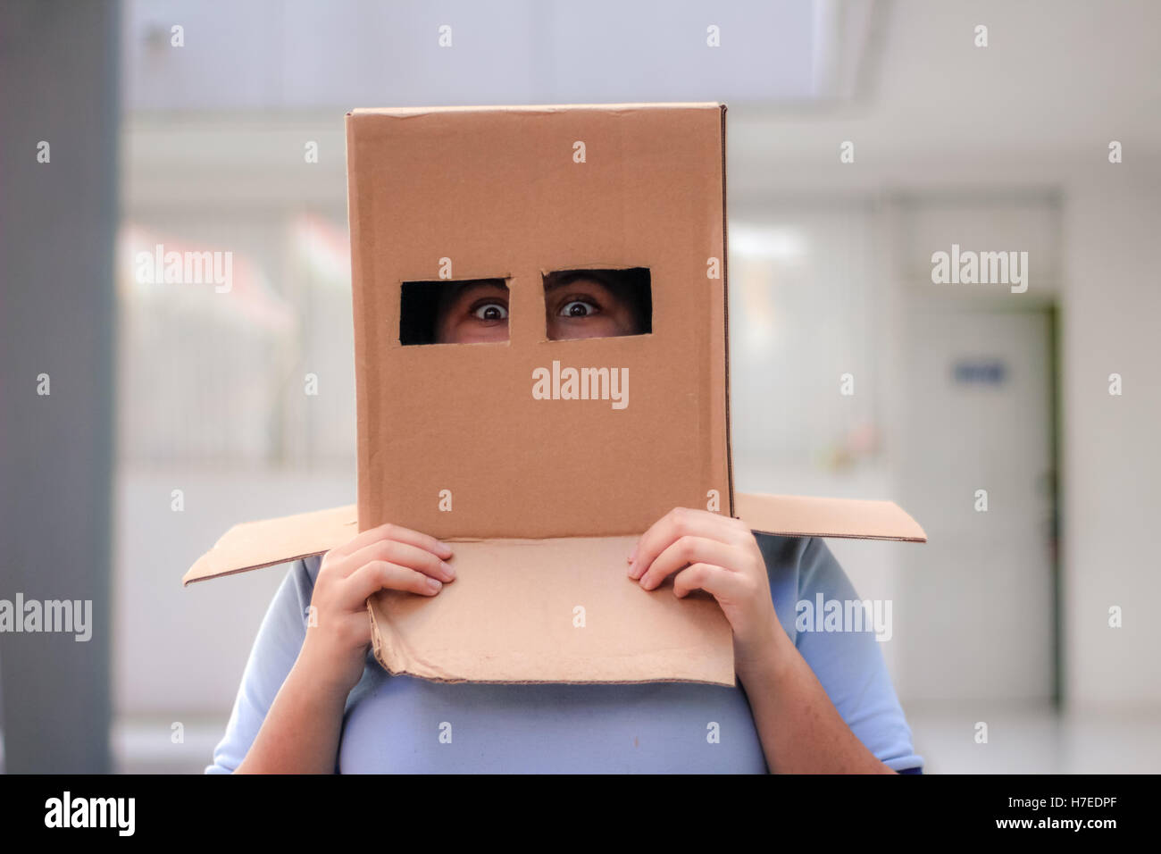 Photographie d'un de l'adolescence avec un masque de tête carton Banque D'Images