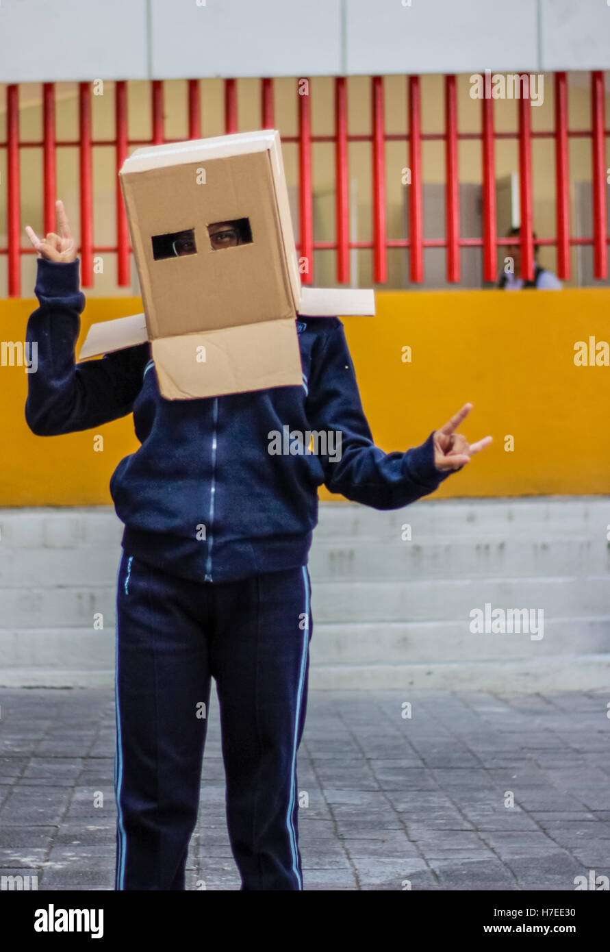 Photographie d'un de l'adolescence avec un masque de tête carton Banque D'Images