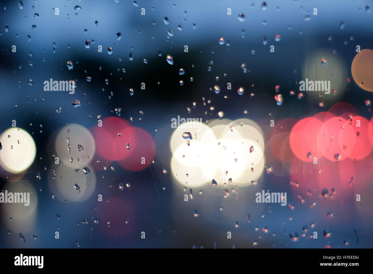 Photographie d'une scène de trafic à travers un verre humide et avec l'effet bokeh Banque D'Images