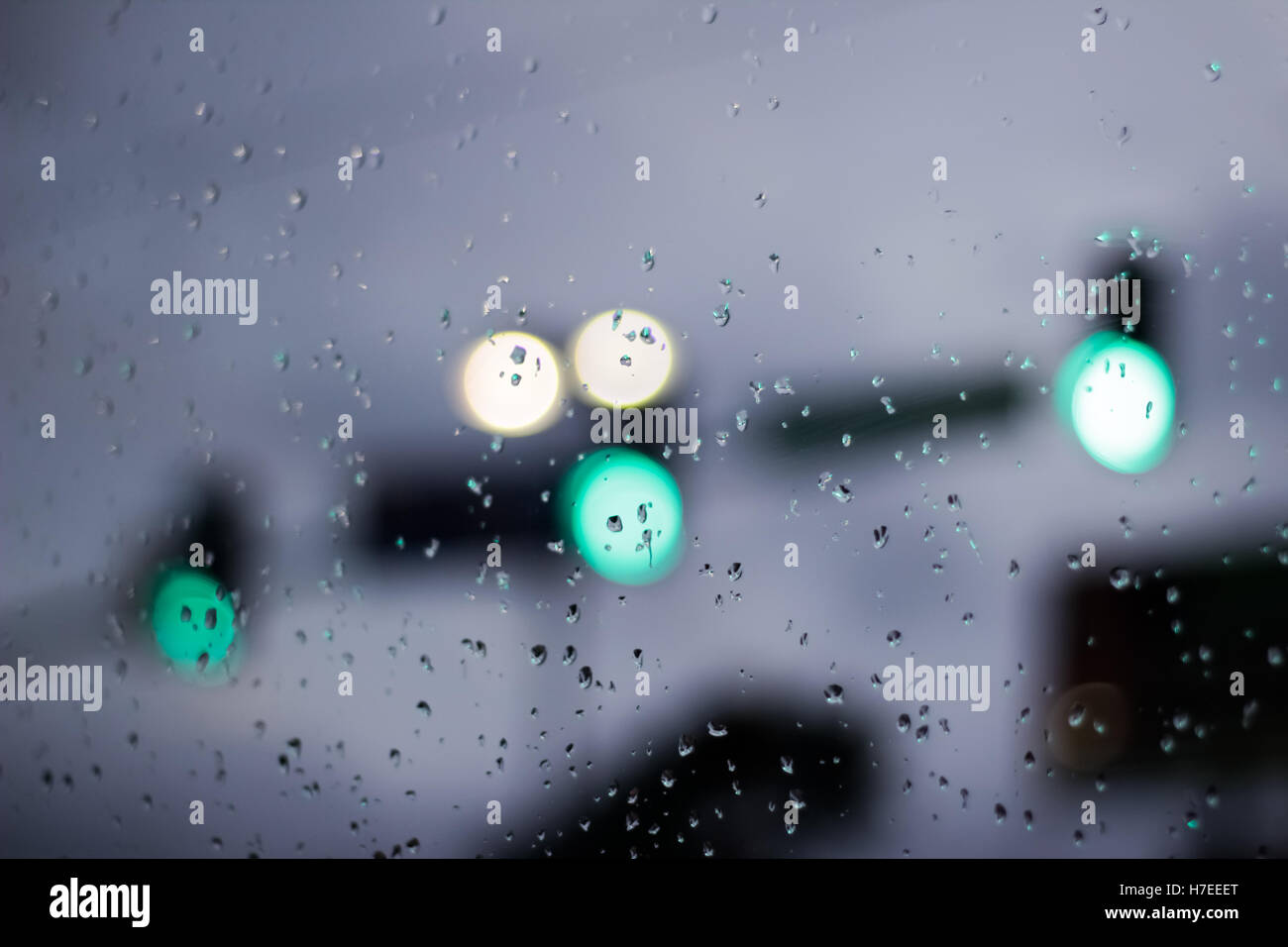 Photographie d'une scène de trafic à travers un verre humide et avec l'effet bokeh Banque D'Images