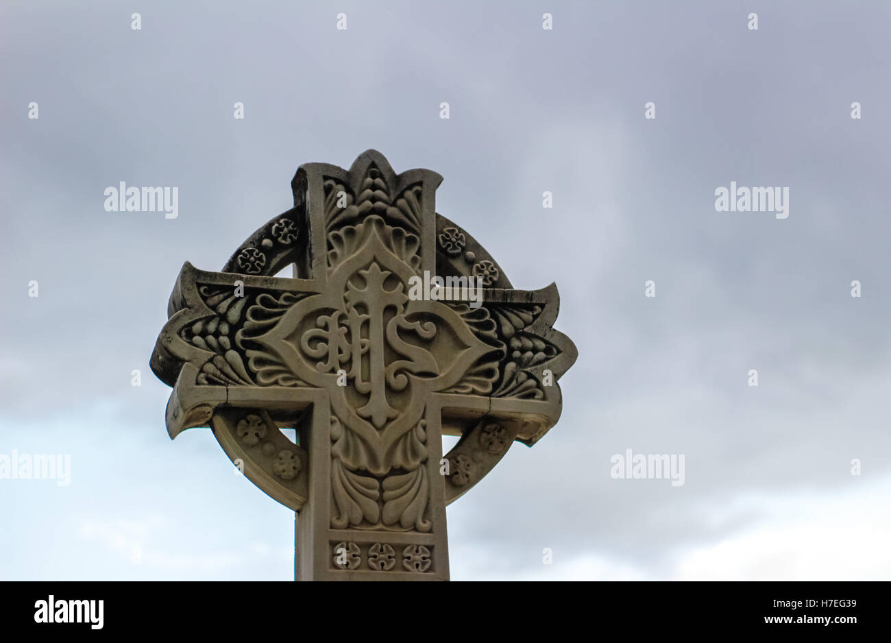 Croix en pierre sculptée avec des symboles religieux Banque D'Images
