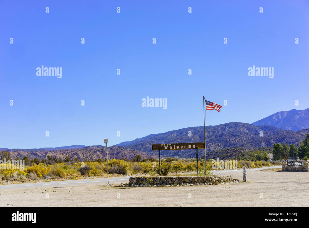 Belle couleur d'automne avec du signe de Valyermo, Los Angeles County, Californie Banque D'Images