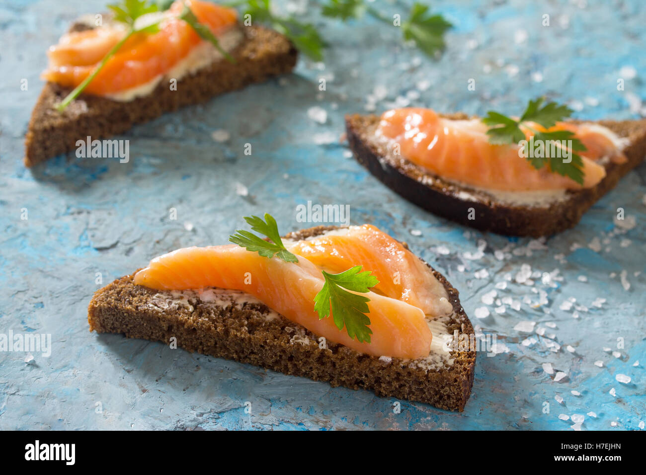 Le sel filet de saumon au beurre sur le pain de seigle, le petit-déjeuner gratuit. Arrière-plan de l'alimentation. Banque D'Images