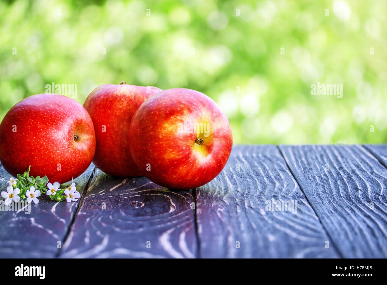 Fresh apple sur table en bois à l'extérieur dans le jardin Banque D'Images