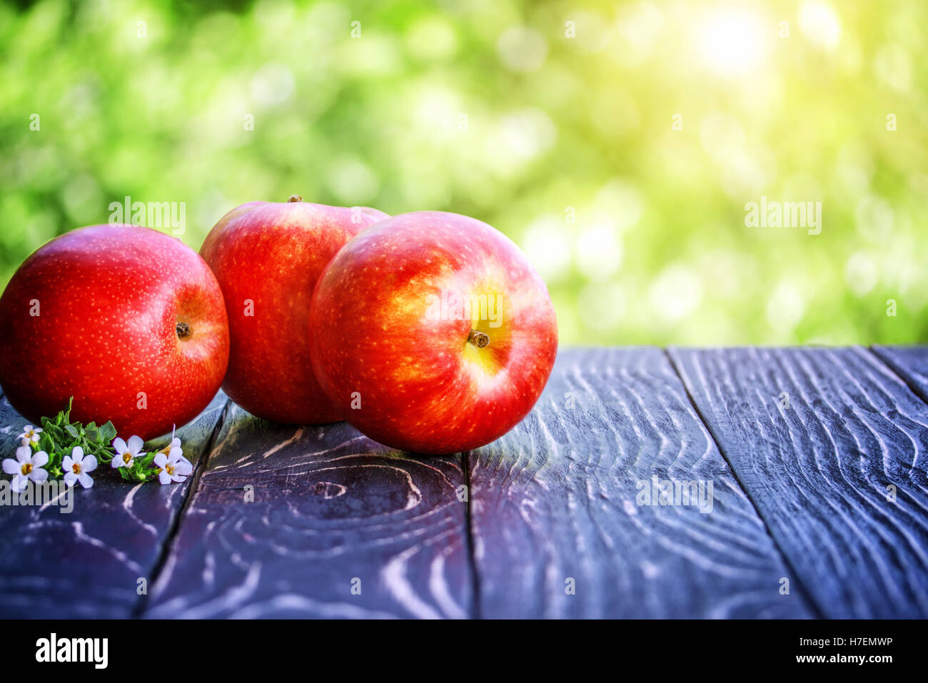 Fresh apple sur table en bois à l'extérieur dans le jardin Banque D'Images