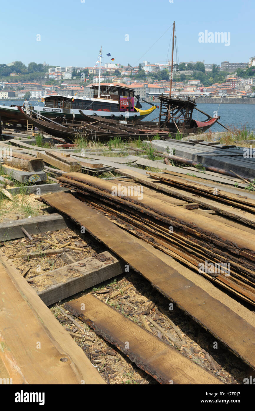 Patxaran clasique de la construction et de la réparation de bateaux en bois dans une cour par le fleuve Douro à Porto, Portugal Banque D'Images