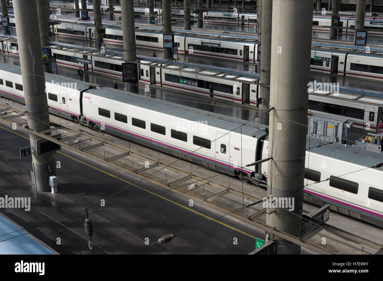Trains en attente à la gare Atocha dans le centre de Madrid, en Espagne Banque D'Images