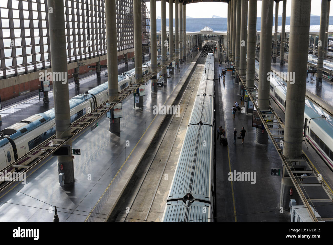 Trains en attente à la gare Atocha dans le centre de Madrid, en Espagne Banque D'Images