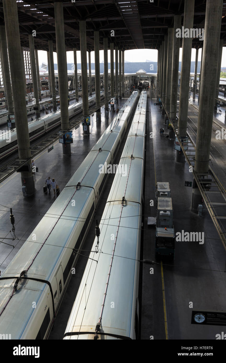 Trains en attente à la gare Atocha dans le centre de Madrid, en Espagne Banque D'Images
