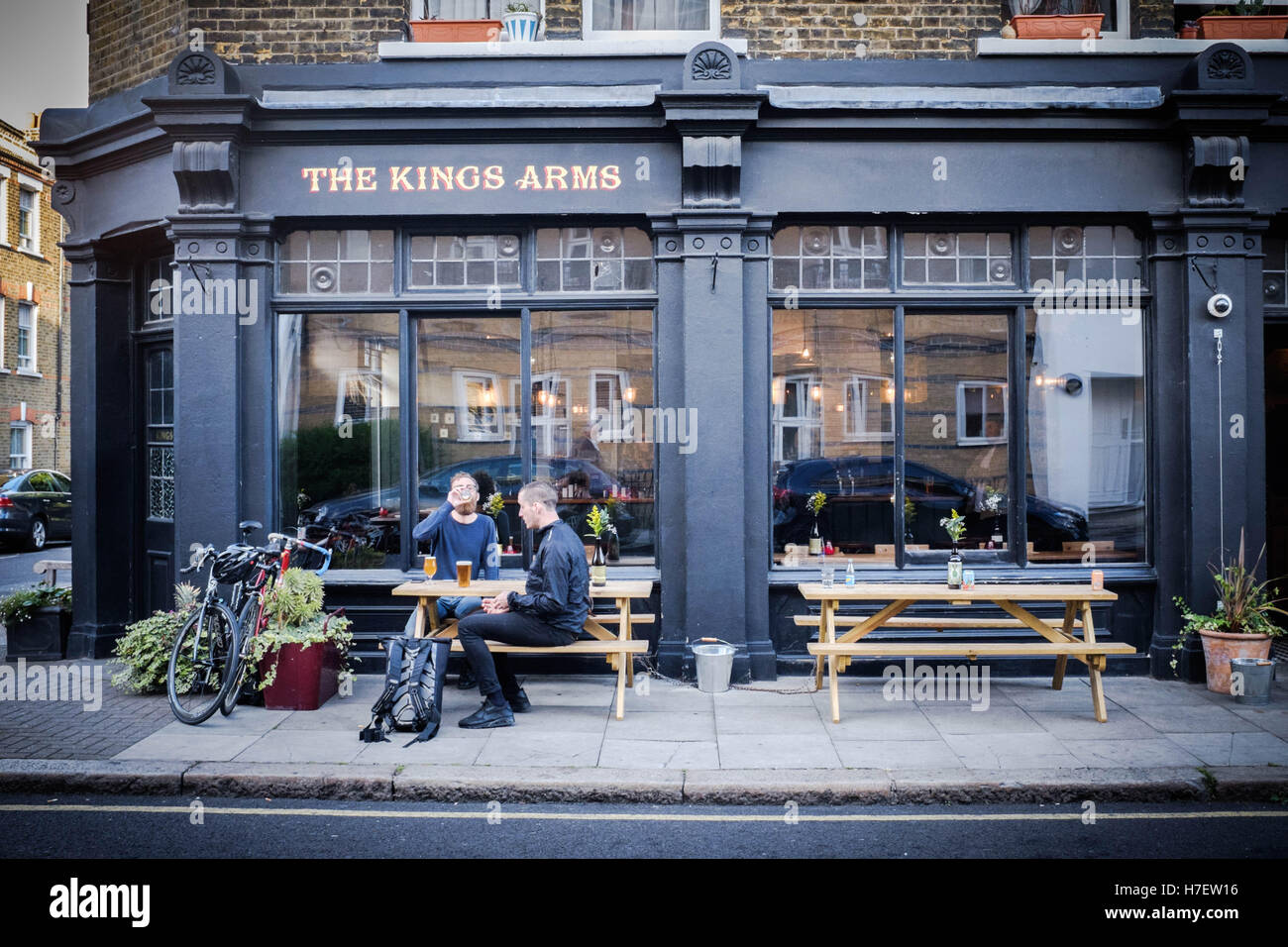 Les hommes de boire une bière à l'extérieur le Kings Arms pub, Bethnal Green, Londres Banque D'Images