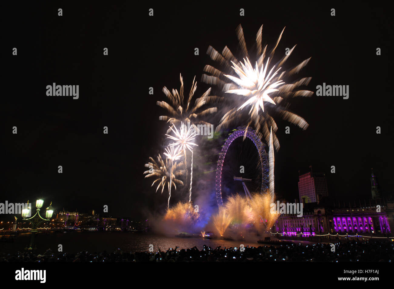 Nouvelle Année d'artifice au London Eye sur la rive sud de la Tamise, vu du pont de Westminster Banque D'Images