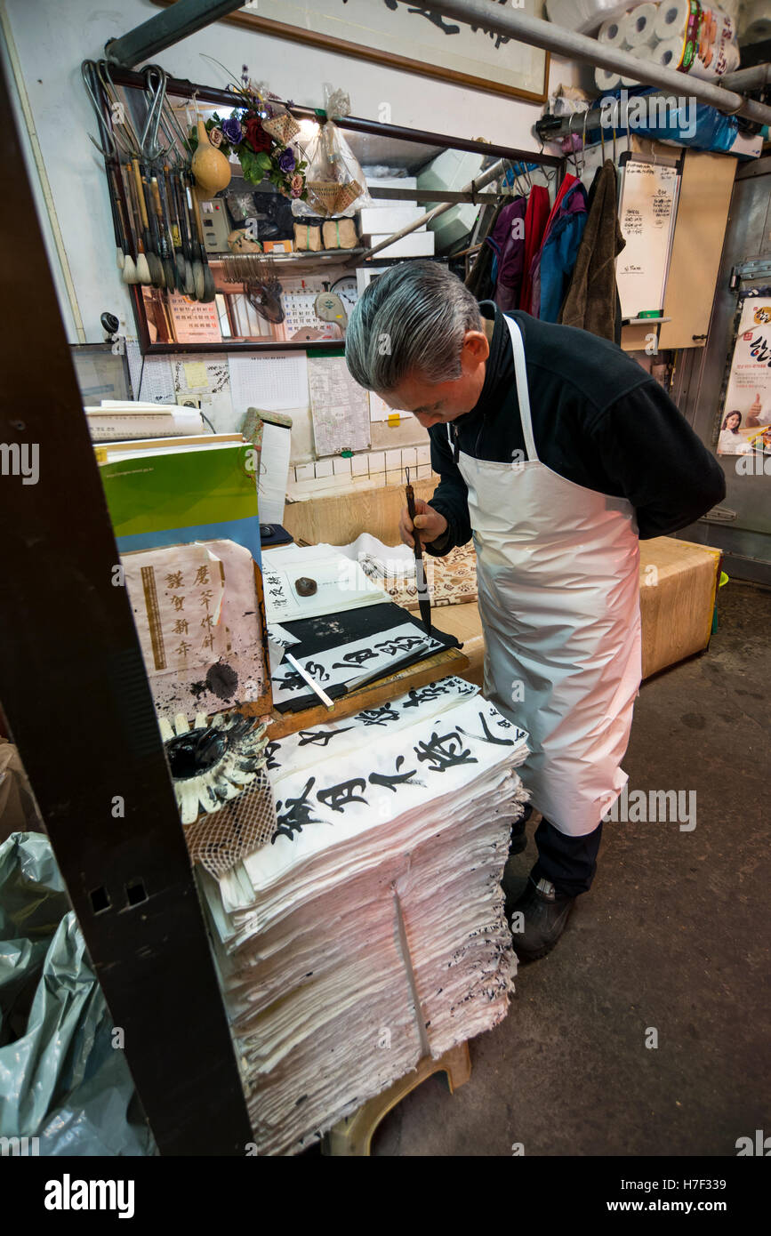 Un mâle calligraphe dans Tongindong Tongin, Marché, Séoul, Corée Banque D'Images