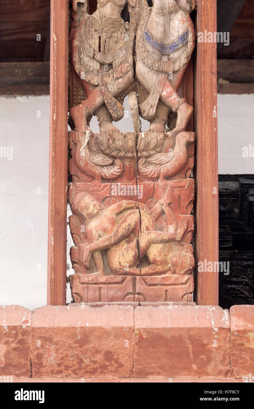 Des sculptures en bois, érotique Trailokya Mohan Narayan temple, Durbar Square, Katmandou, Népal Banque D'Images