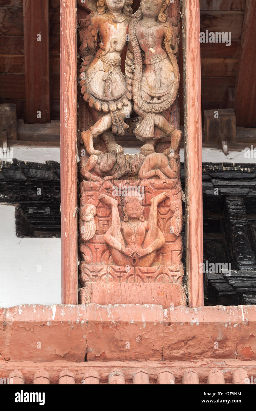 Des sculptures en bois, érotique Trailokya Mohan Narayan temple, Durbar Square, Katmandou, Népal Banque D'Images