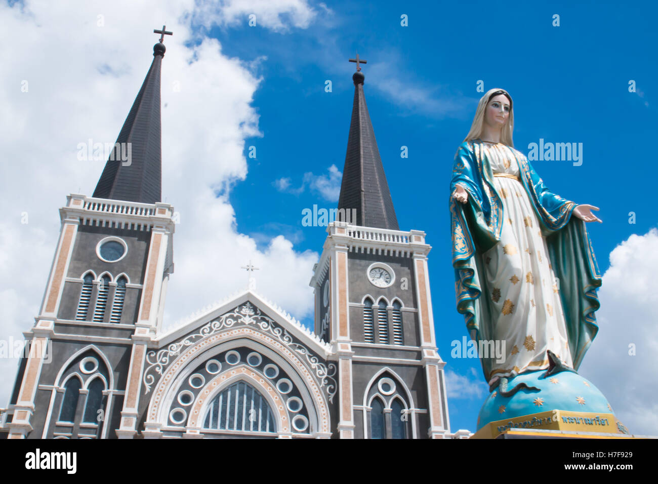 Vierge Marie statue devant la cathédrale de l'Immaculée Conception, Chanthaburi, Thailande Banque D'Images