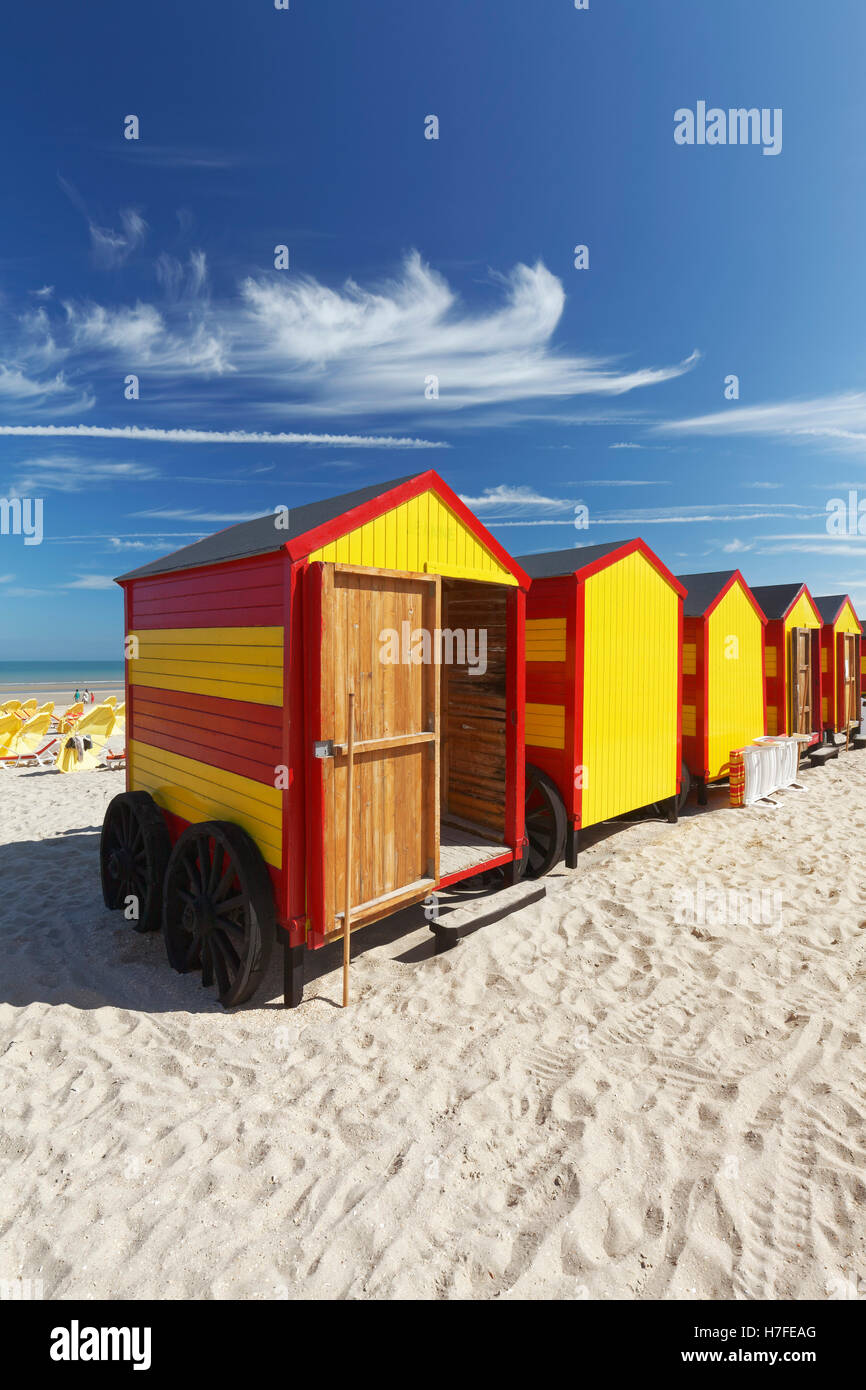 Cabines colorées sur De Panne Beach, côte belge, Flandre occidentale, Flandre orientale, Belgique Banque D'Images