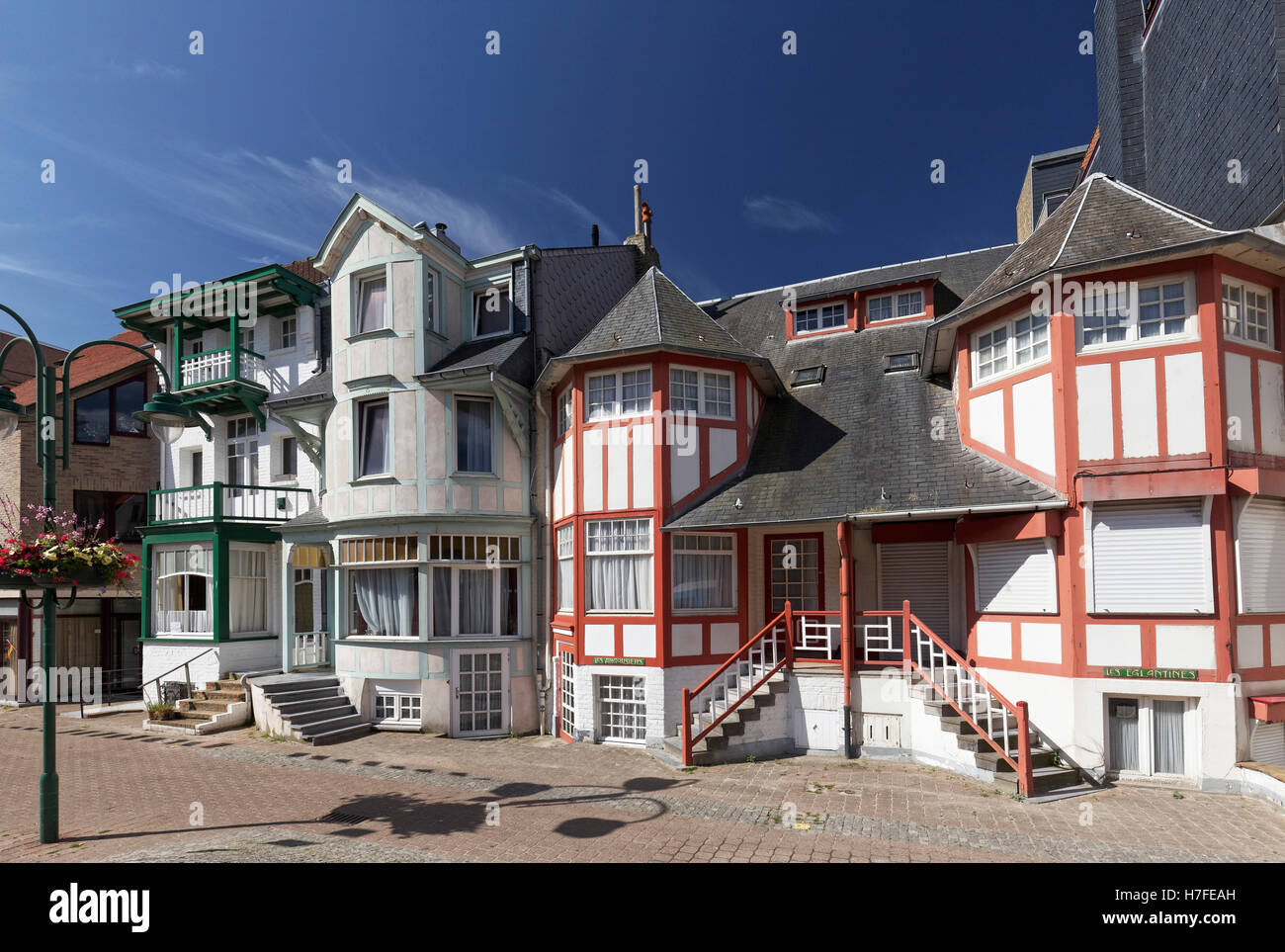 Rangée de maisons dans le style cottage 1900, Dumontwijk, De Panne, côte belge, Flandre occidentale, Flandre orientale, Belgique Banque D'Images
