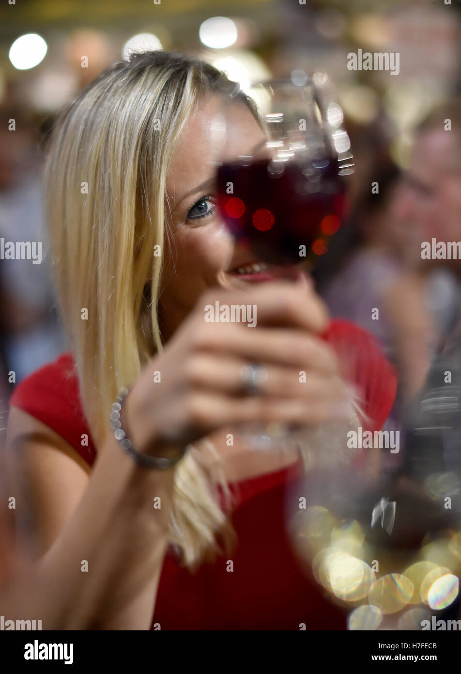 Femme de célébrer avec un verre de vin, Allemagne Banque D'Images