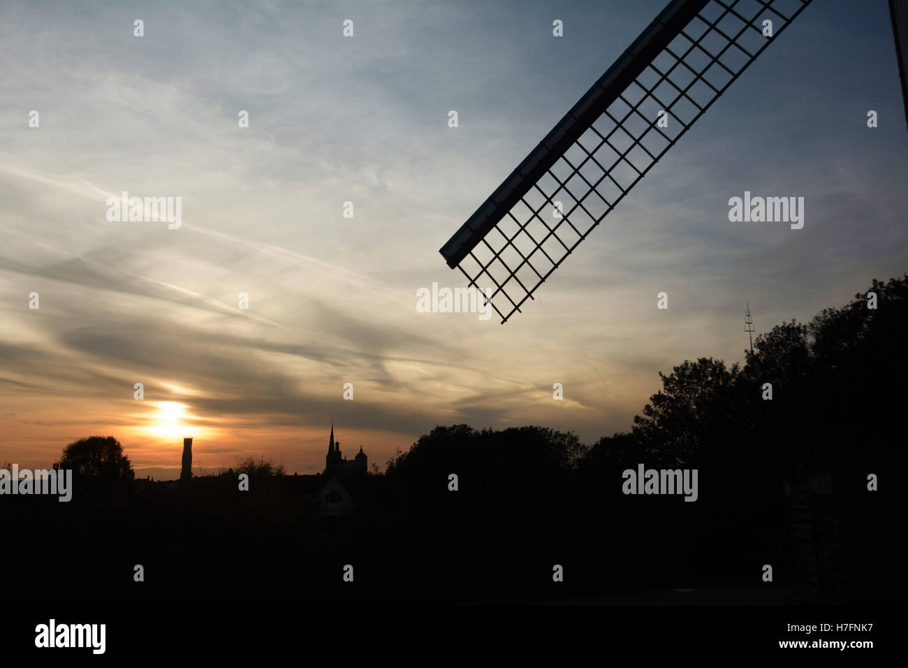 Belgique, Bruges (Brugge), la roue d'un moulin dans le crépuscule Banque D'Images