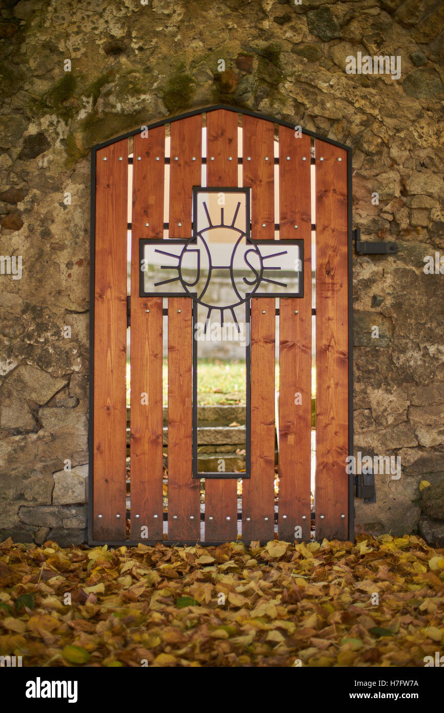 Porte de l'éternité au ciel porte à porte au-delà de la porte latérale dans le mur qui entoure l'ancien cimetière du village Dru Basse Silésie Banque D'Images