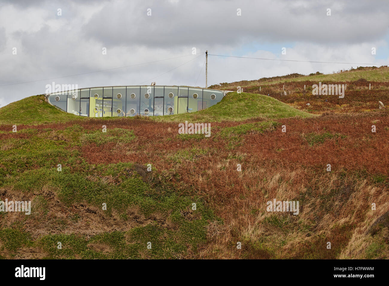Eco friendly 'earth house', Malator Druidston Haven, situé dans le sentier côtier du Pembrokeshire est intégré dans le paysage. Banque D'Images