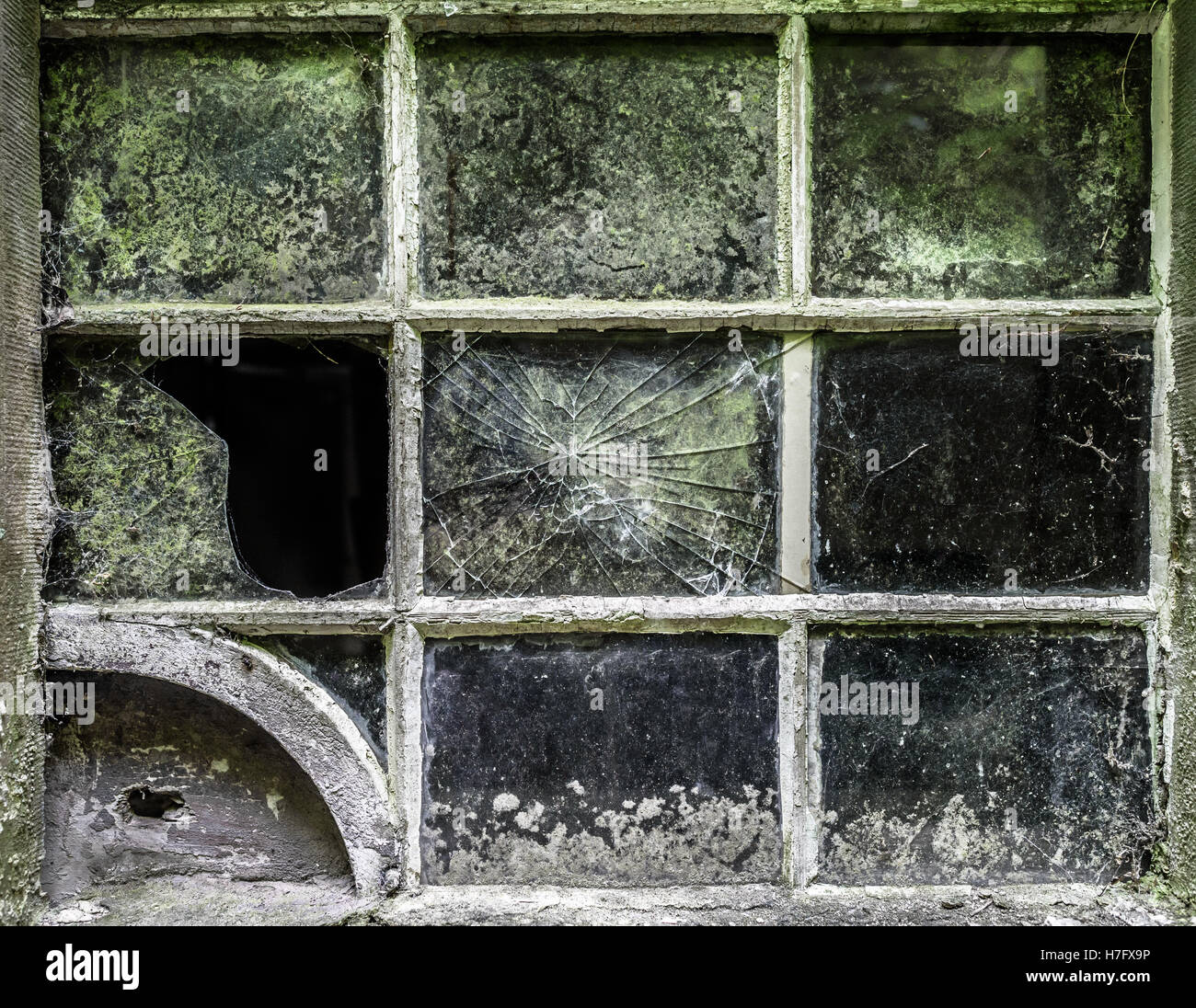 Une vieille fenêtre fissuré sur un bâtiment abandonné. Banque D'Images