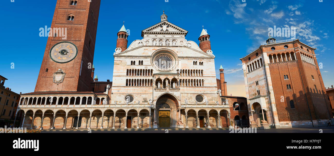 Façade romane et baptistère de la cathédrale romane de Crémone, commencé 1107 avec, plus tard, gothique, Renaissance et Baroque eleme Banque D'Images