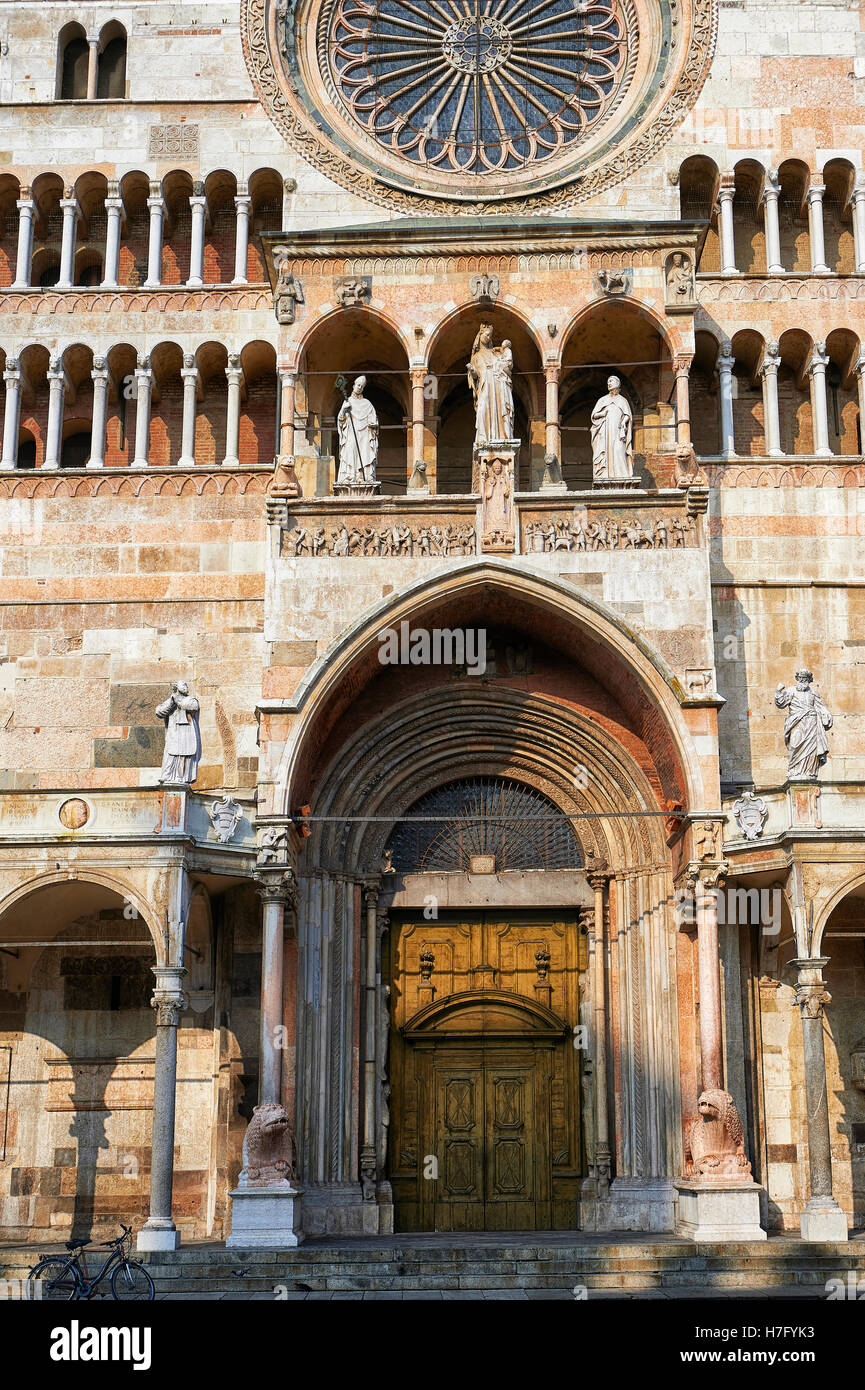 Façade romane de la cathédrale romane de Crémone, commencé 1107 avec, plus tard, gothique, Renaissance et des éléments baroques, Cremona Banque D'Images