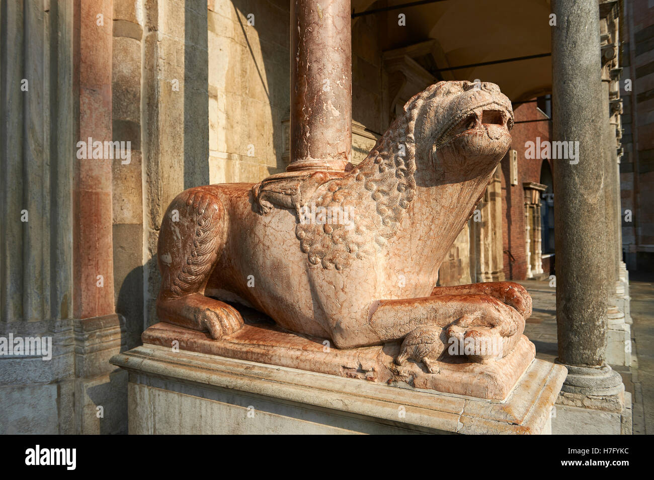 La sculpture romane Lion colonnes de soutien de la crémone Duomo baptistère, commencé 1107, Cremona, Lombardie, Italie du nord Banque D'Images
