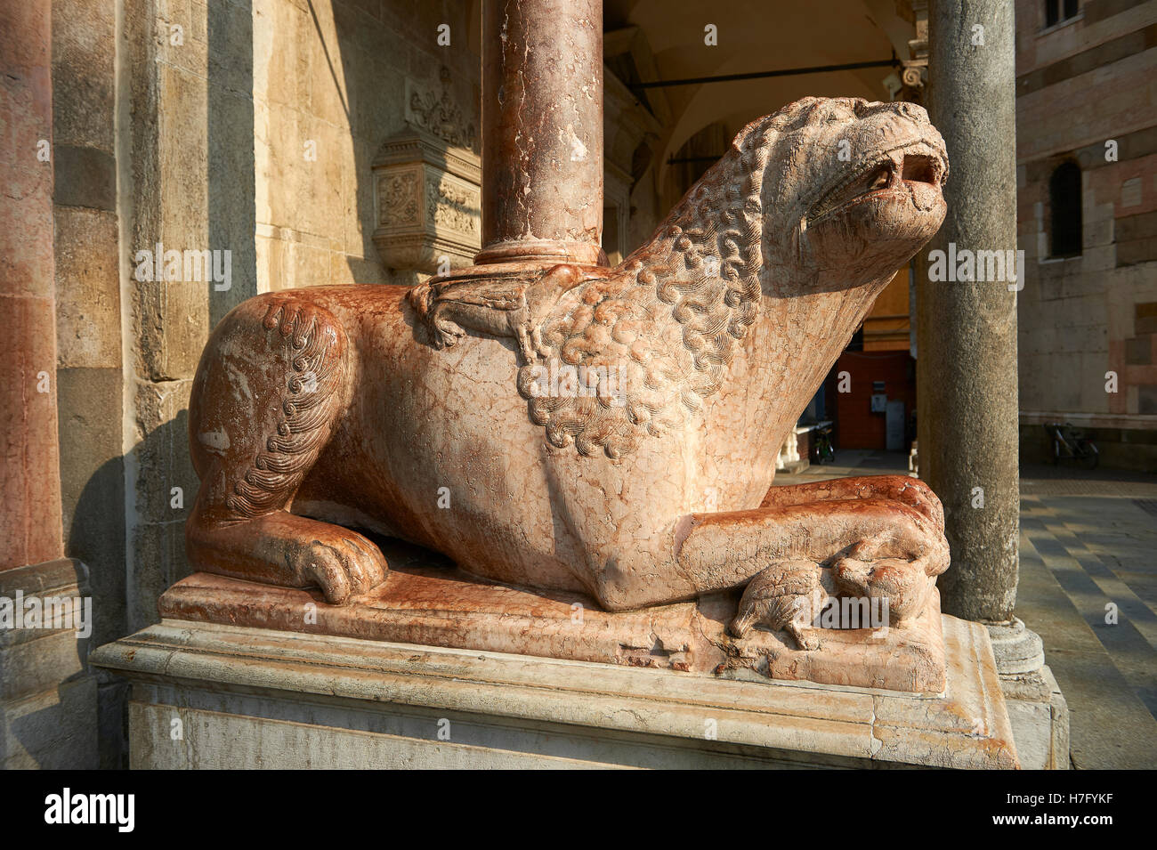 La sculpture romane Lion colonnes de soutien de la crémone Duomo baptistère, commencé 1107, Cremona, Lombardie, Italie du nord Banque D'Images