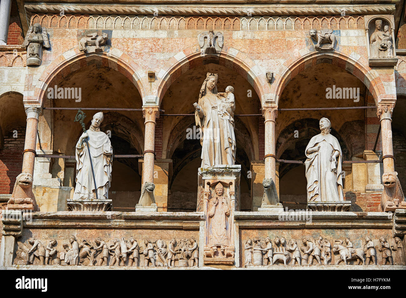 Statue de la Modonna avec enfant sur la façade de la cathédrale romane de Crémone, commencé 1107, avec plus tard, Gothique Renaissan Banque D'Images