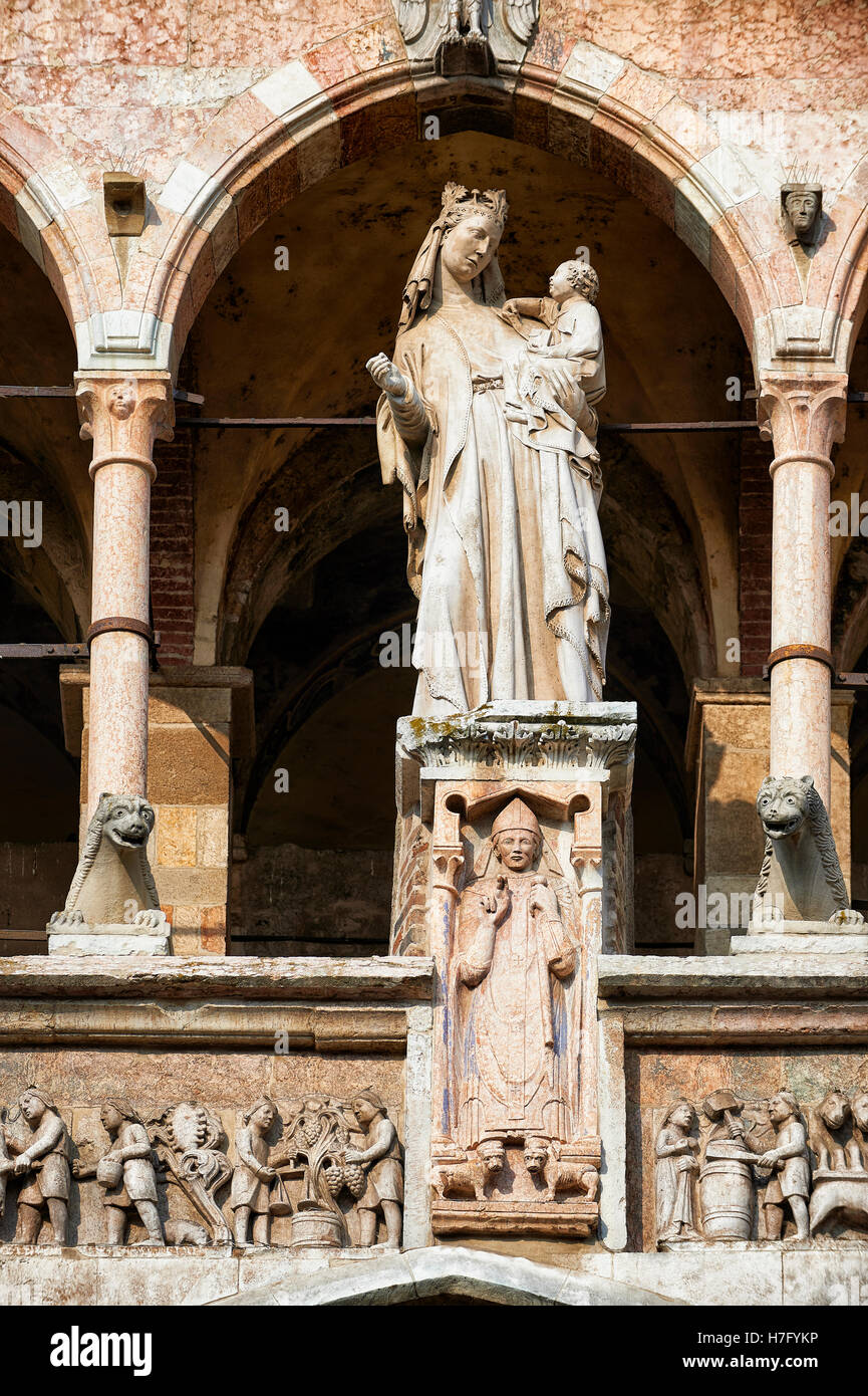 Statue de la Modonna avec enfant sur la façade de la cathédrale romane de Crémone, commencé 1107, avec plus tard, Gothique Renaissan Banque D'Images