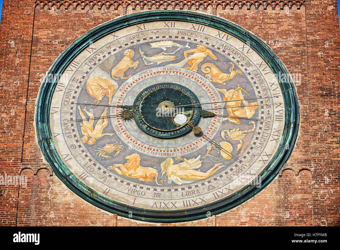 Horloge Astrologique sur la tour de l'horloge de la cathédrale romane de Crémone, commencé 1107, Cremona, Lombardie, Italie du nord Banque D'Images