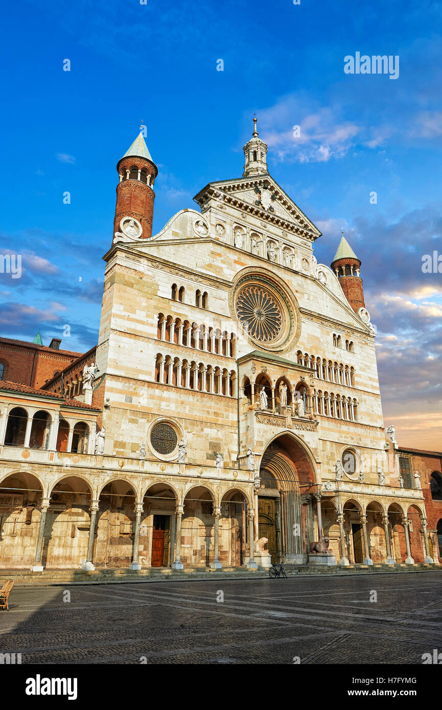 Façade romane de la cathédrale romane de Crémone, commencé 1107 avec, plus tard, gothique, Renaissance et des éléments baroques, Cremona Banque D'Images