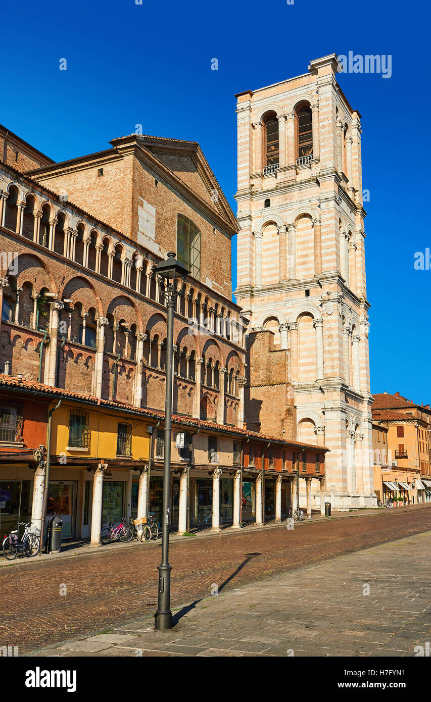 Cité médiévale de boutiques le long de la paroi de la cathédrale romane du xiie siècle Ferrara, Italie Banque D'Images