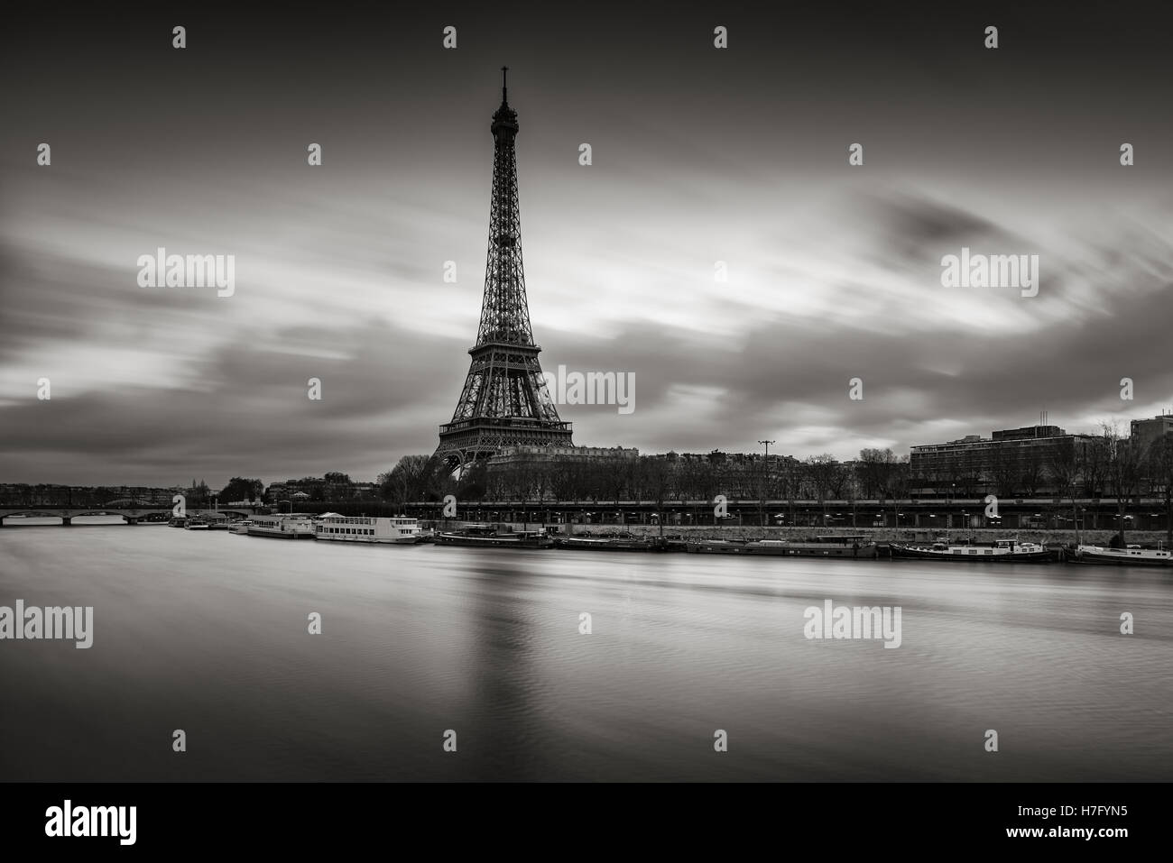 Lever de soleil sur la Tour Eiffel et de la Seine River en hiver en noir et blanc. Port de Suffren, Grenelle, Paris, France Banque D'Images