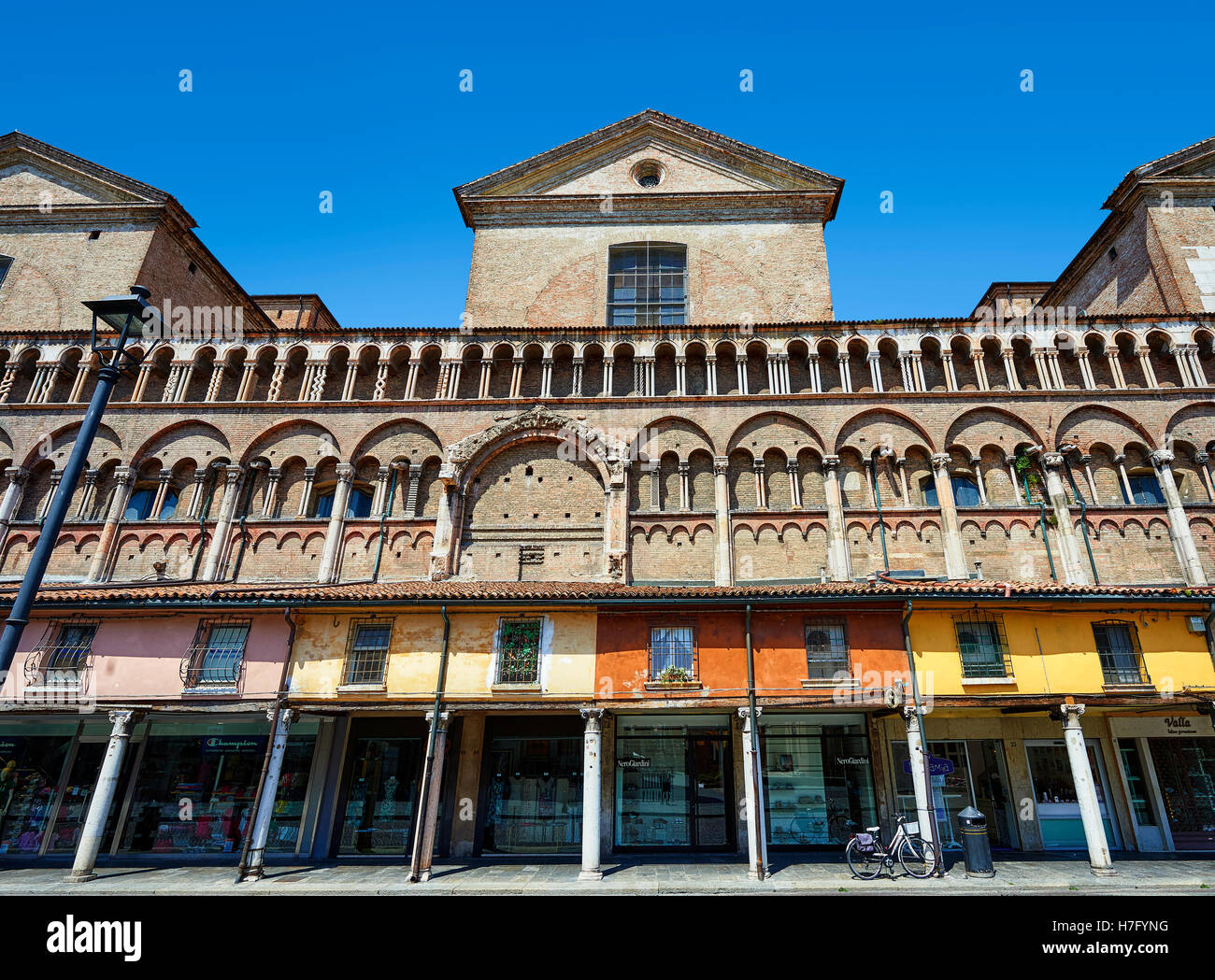 Cité médiévale de boutiques le long de la paroi de la cathédrale romane du xiie siècle Ferrara, Italie Banque D'Images