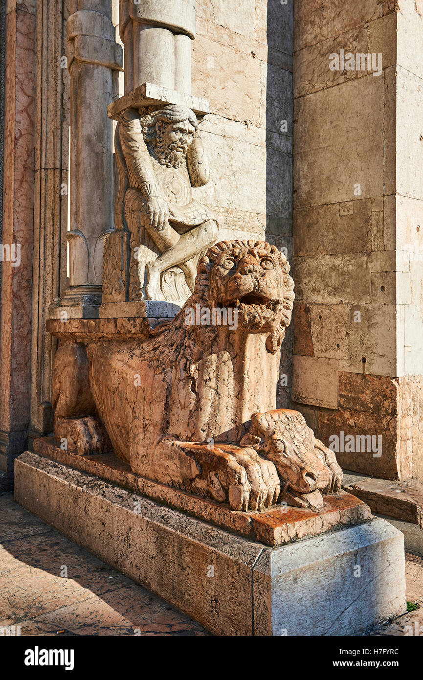 Les Lions de l'Atlas sur le dos avec un holdingup colonne qui prend en charge l'auvent au-dessus du portail principal du roman du 12e siècle Banque D'Images