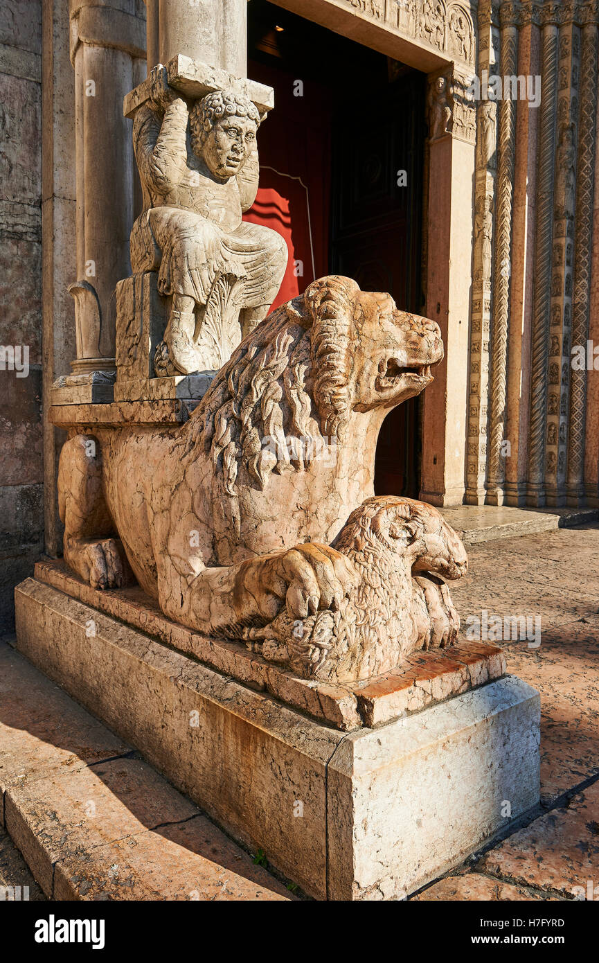 Avec Atlas Lions sur le dos tenant une colonne qui prend en charge l'auvent au-dessus du portail principal du roman du 12e siècle Banque D'Images