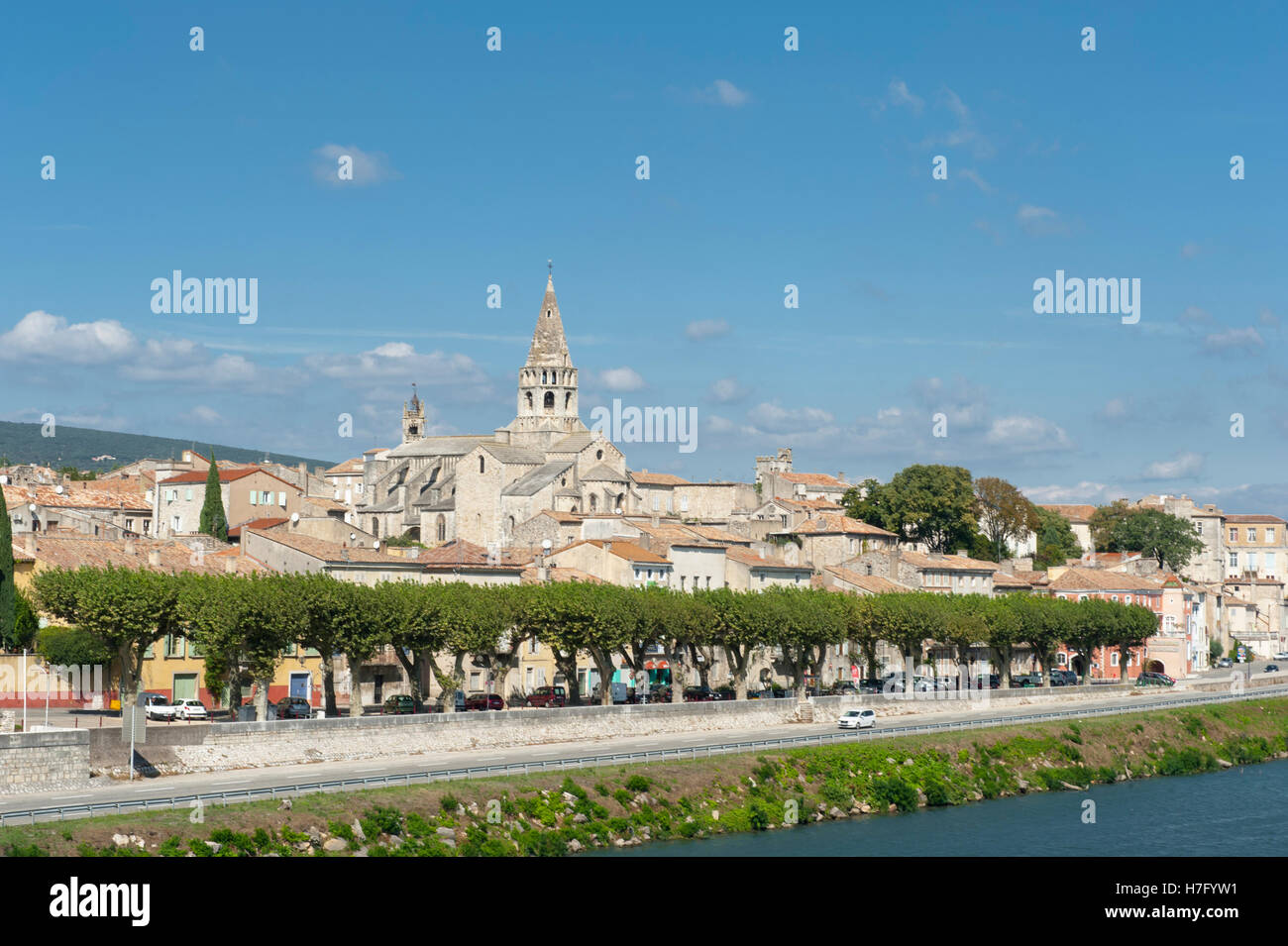 Les toits de la ville médiévale de Bourg Saint-Andéol sur la rive droite du Rhône en Ardèche, France Banque D'Images