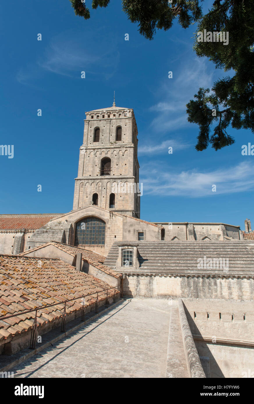 Clocher et le toit de la cathédrale romane du paysage de Saint-Trophime d'Arles, Provence, France Banque D'Images