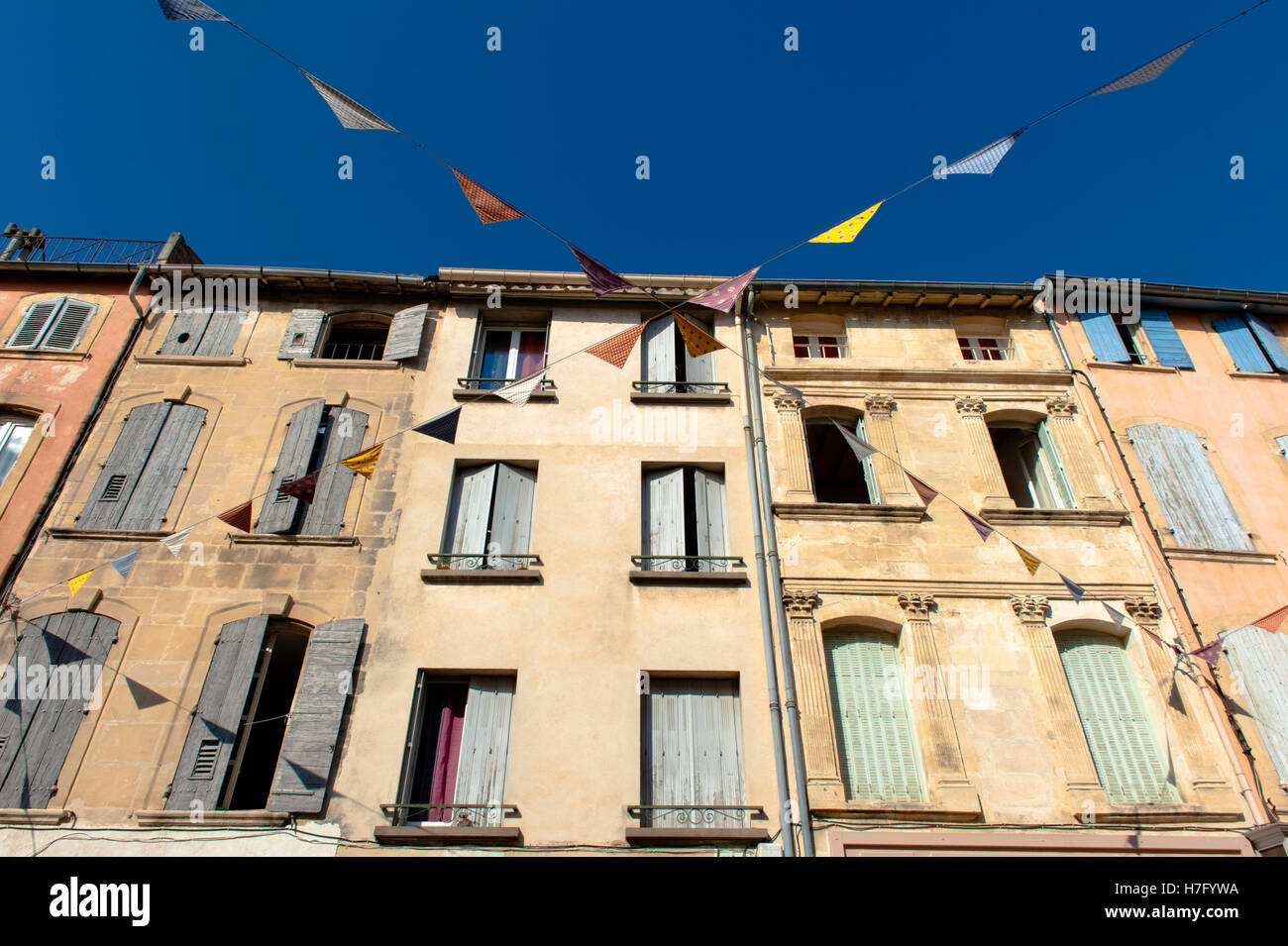 Maisons de Provence traditionnels dans le centre-ville de Tarascon, avec autant de couleurs pastel, la France, les protections de fenêtre Banque D'Images